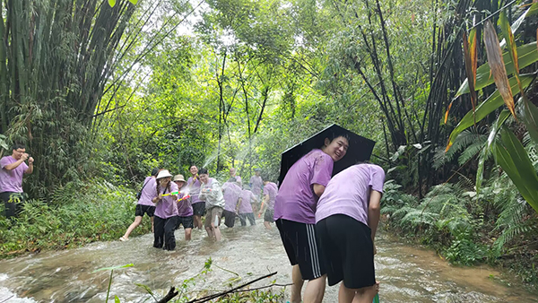 陳楷如：觀戰(zhàn)！“濕身”快樂！.jpg